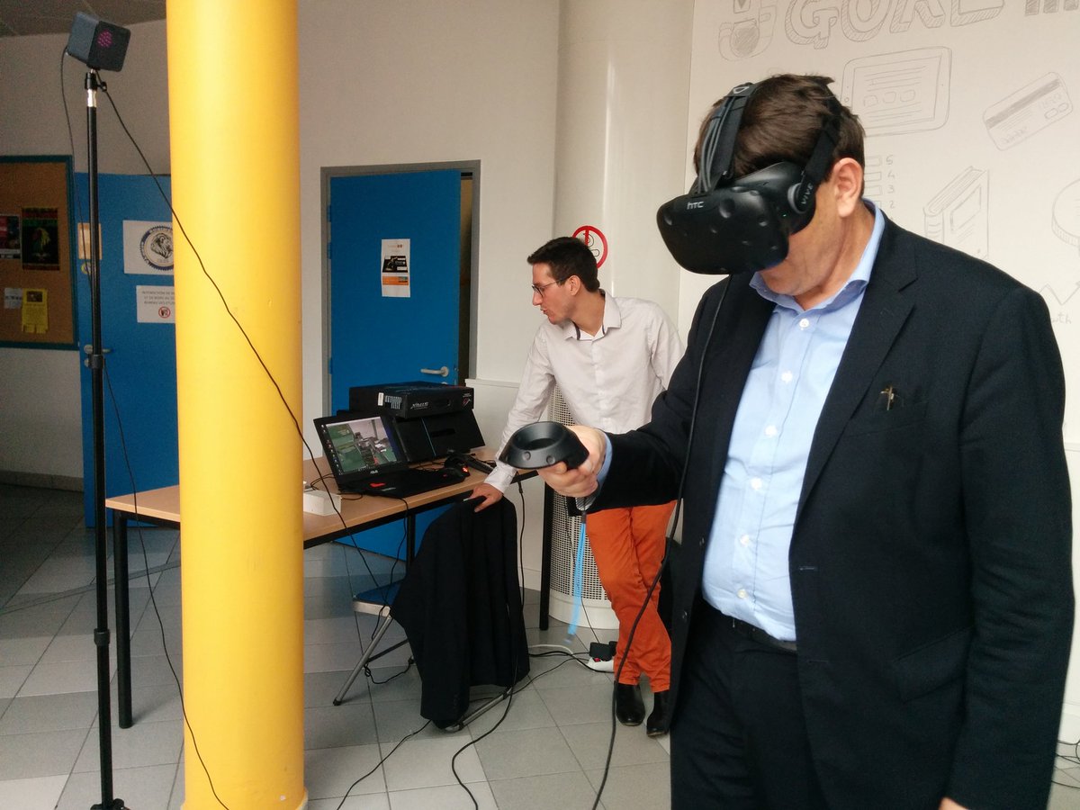 A #VannesEdTech, chez @Demos_Community  on apprend à régler un tour à commande numérique en #VR