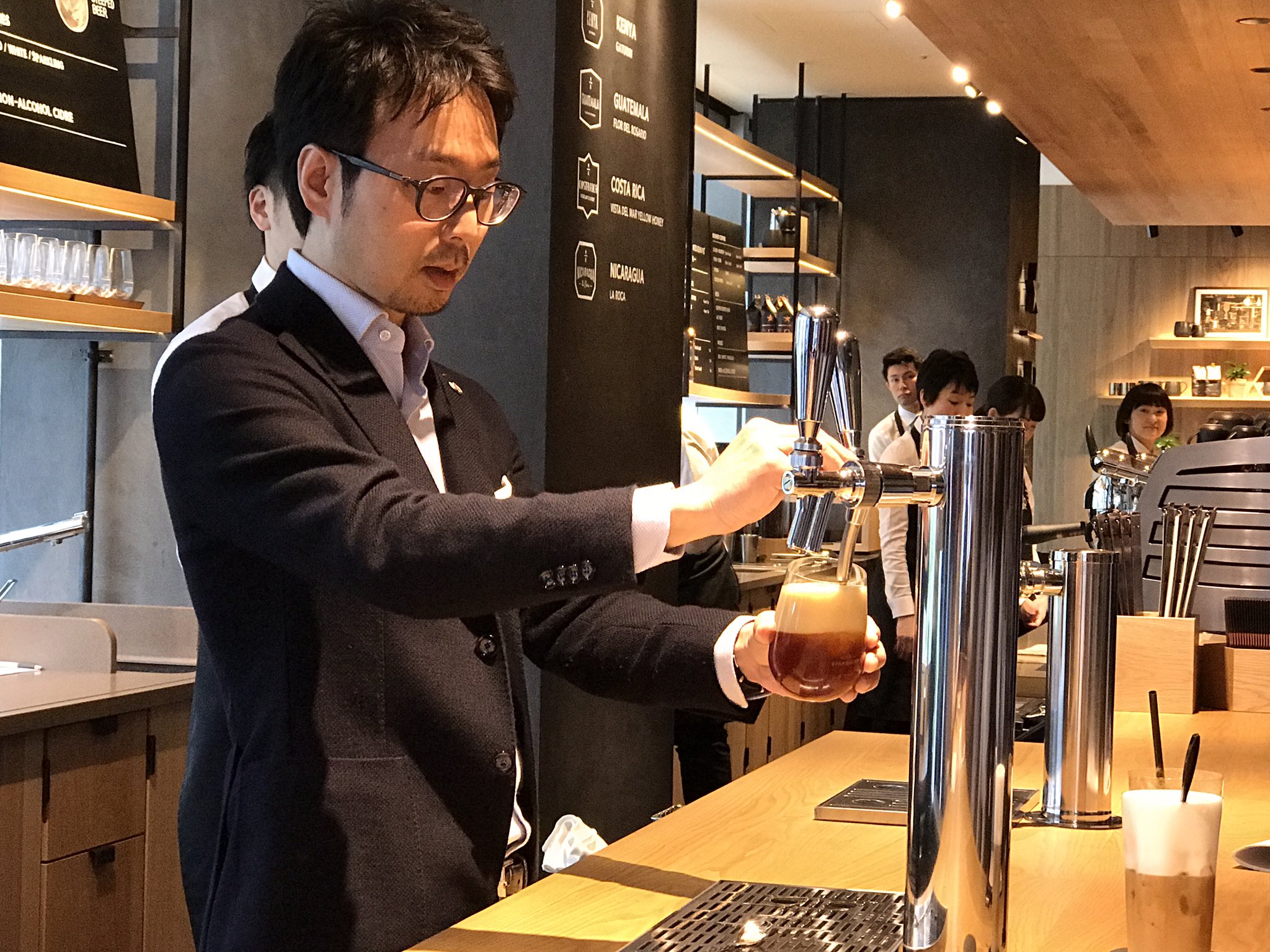 Twitter এ 八巻富美子 ビールなの コーヒーなの 東京ミッドタウンのスタバが外苑東通り沿いに移動して5月19日リニューアルオープン 二階のスターバックス リザーブ バーでは限定ドリンク3種を提供 こちらはなんとビールとのマリアージュ コーヒー スティープ