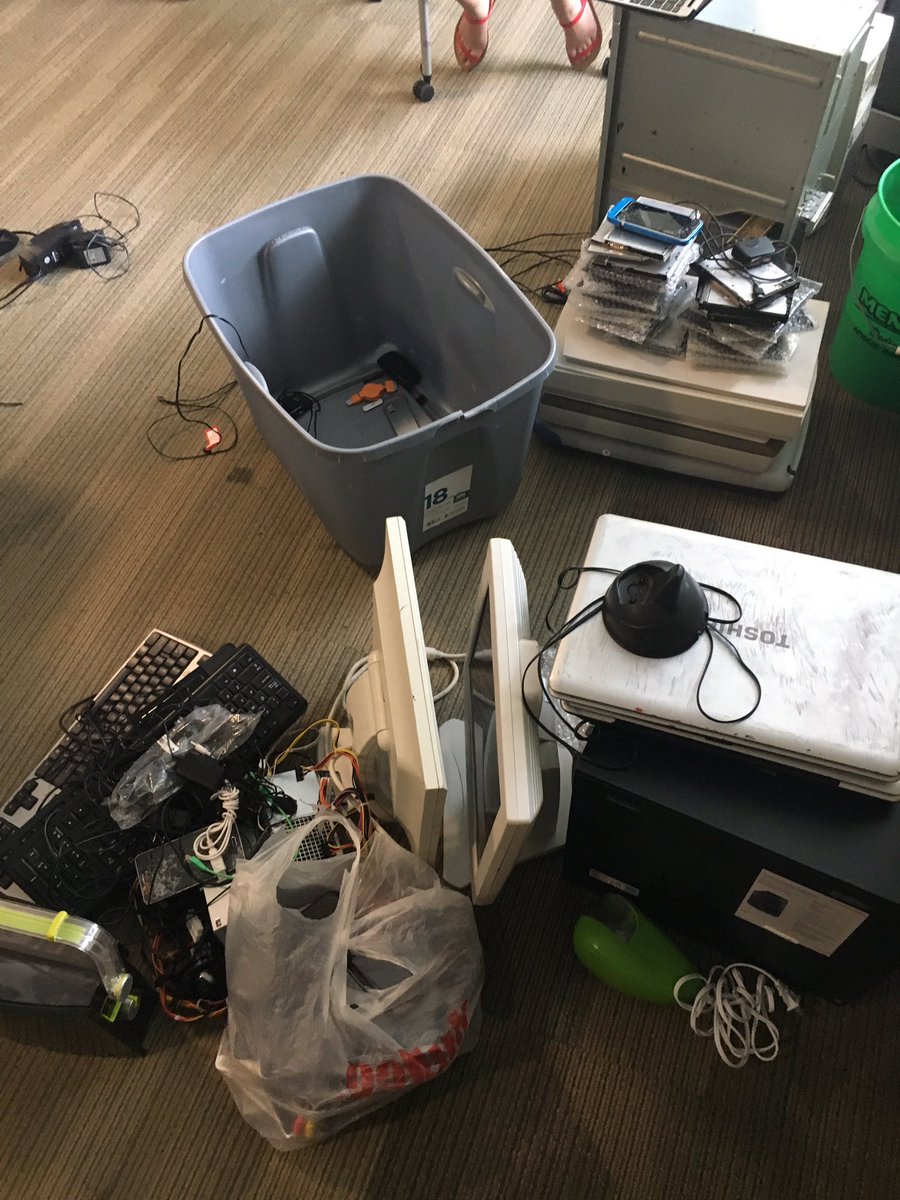 igessewaste's tweet photo. More and more ewaste everyday!! Keep it coming! #whsewaste #208and210 #igess 🔌📱📸💻 https://t.co/ZDHNGZG0rd