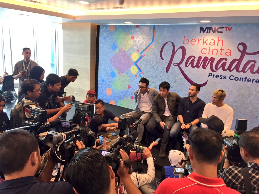 Setelah press conference, kami langsung lanjut untuk sesi eksklusif interview bersama teman-teman media :)