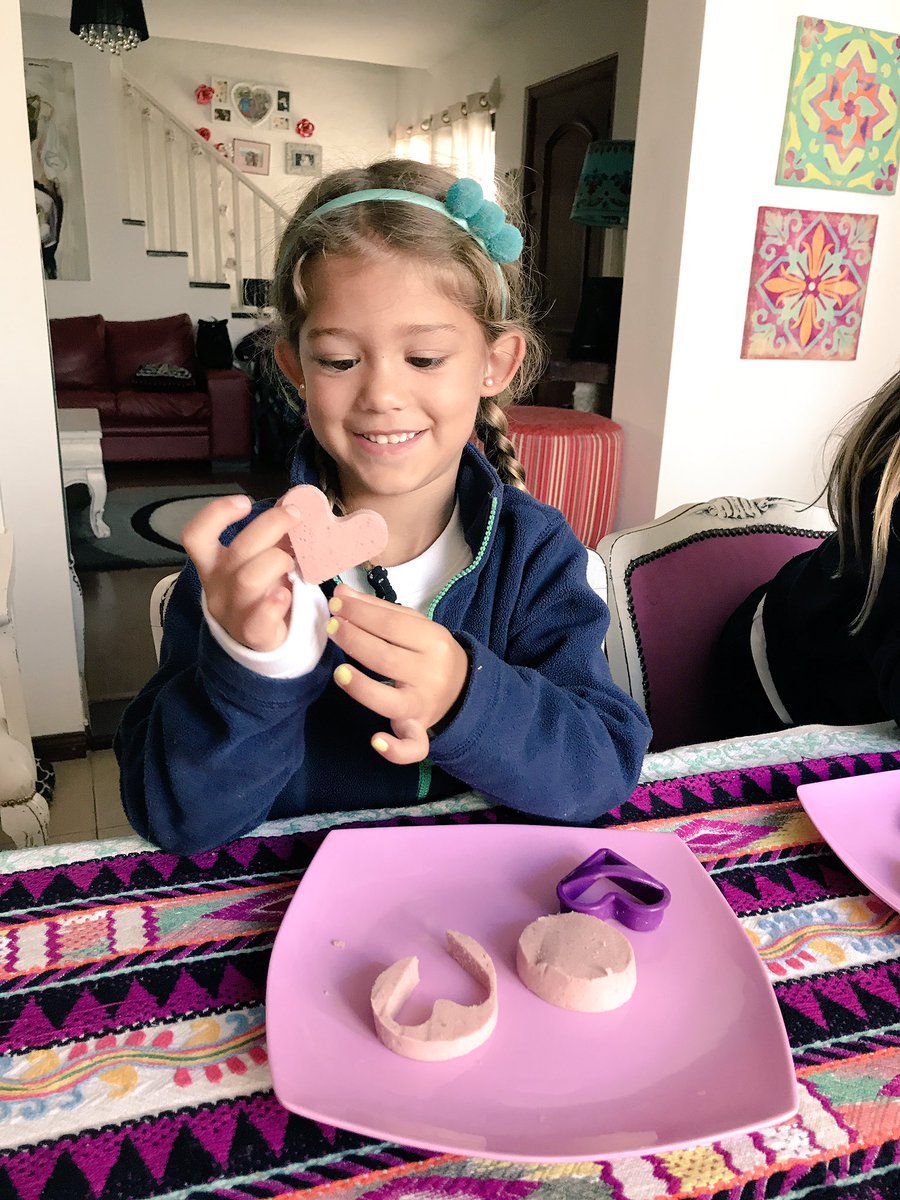 karinavignola's tweet photo. Preparando la merienda #formitas #divertidas #leonesa @LasAlpinas https://t.co/d2nk3noEql