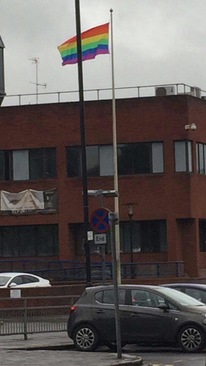TVP_LGBT's tweet photo. Reading police station flying the rainbow flag in support of #IDAHOT today along with officers wearing rainbow laces #p7328 #tvplgbt https://t.co/OkeDd0CKrU