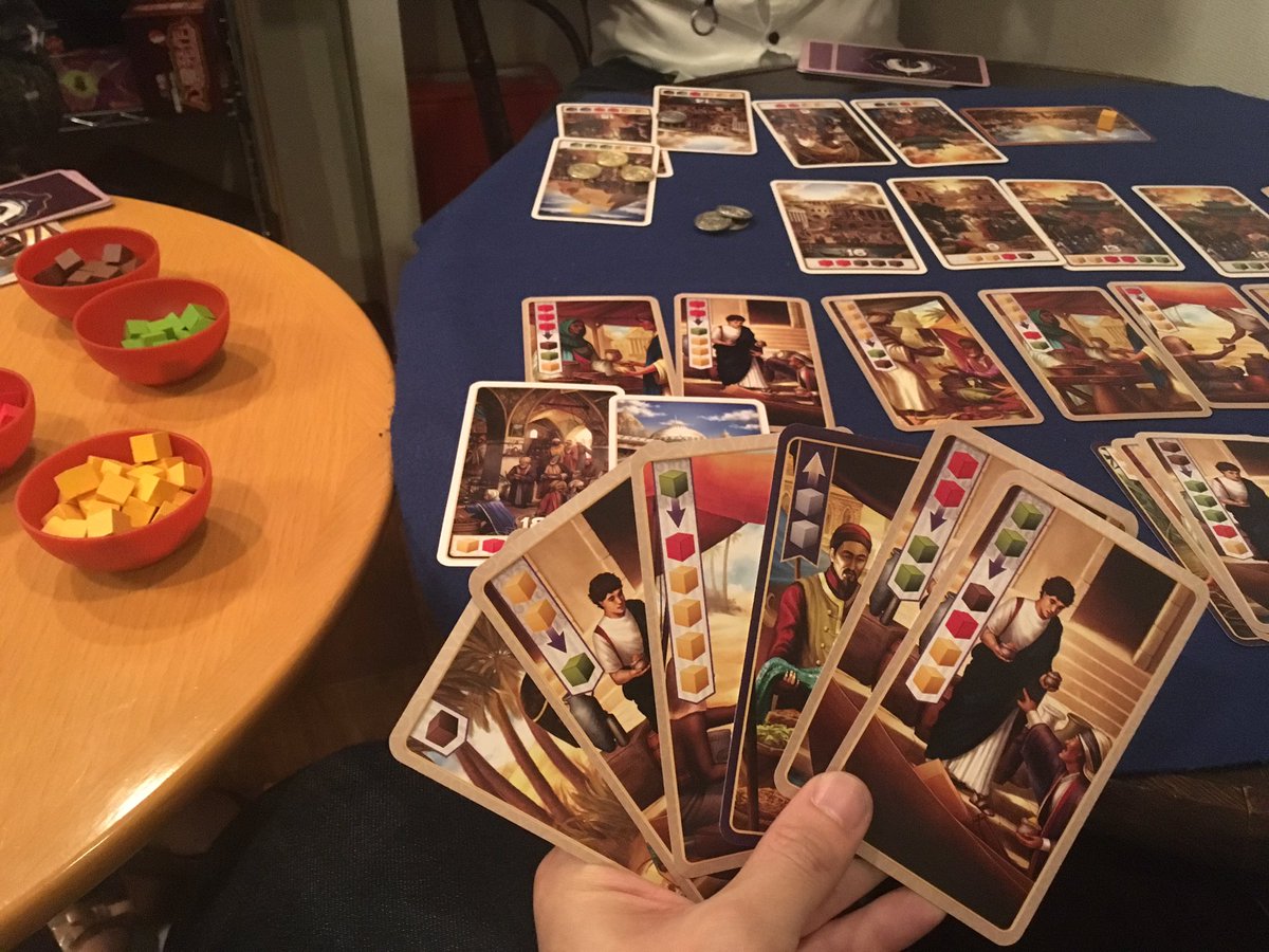 Jun1s うずまきスイッチ センチュリー スパイスロード 3人 手札の商人カードで スパイス駒を獲得したり変換して価値や数を増やし 勝利点カードを獲得 ルールはシンプル うまくコンボが作れた時の快感がたまらない 宝石の煌きやくだものあつめが好き