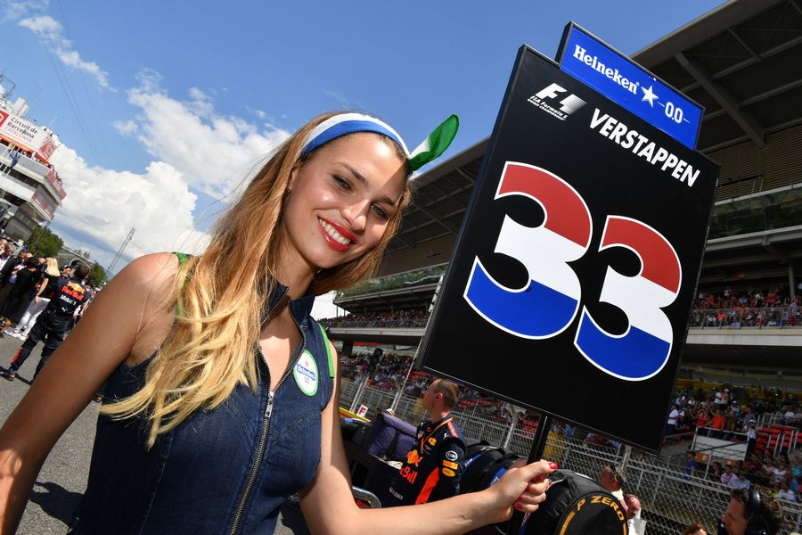 RetoF1's tweet photo. Un obsequio para los chicos... #F1 #Formula1 #Bitbabes https://t.co/MpcKA3Wc90