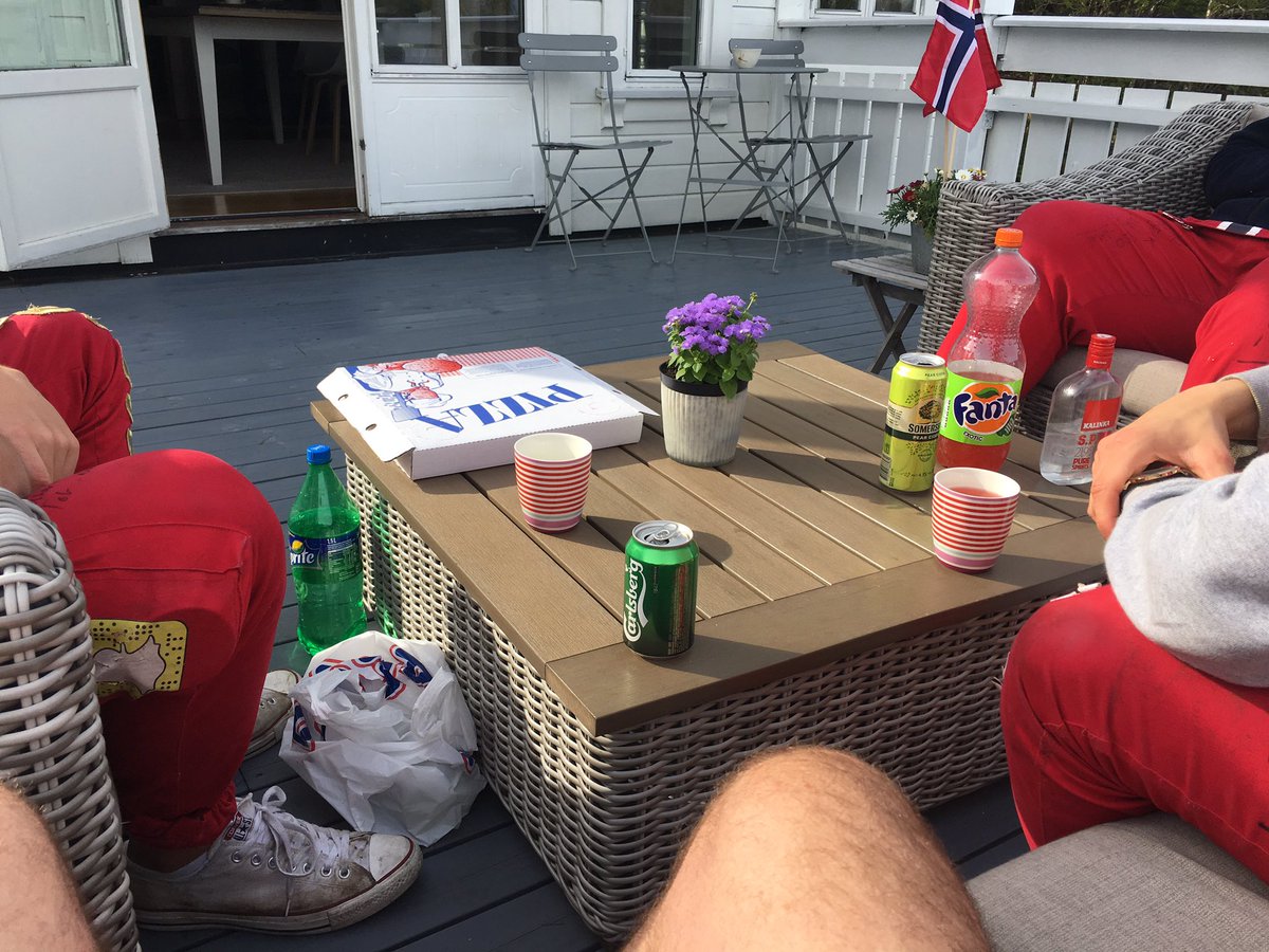 Magnekydland's tweet photo. No havna eg på russafest. Ladar opp til kongeparken2018 #russ2017 https://t.co/k5bo8B8yxq