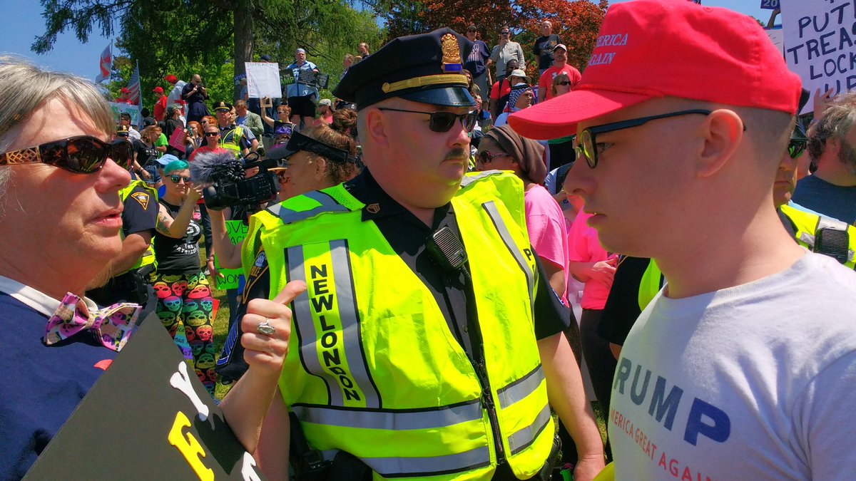BensonJudy's tweet photo. Trump supporter confronts protester. https://t.co/6pYODZqdro