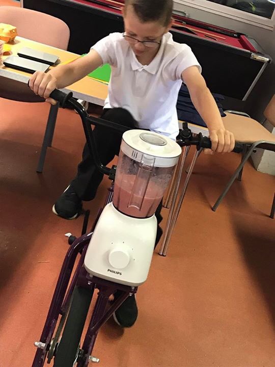 cap_bulk_ward's tweet photo. Great session yesterday making smoothies and homemade burgers with the young people and learning about health and unhealthy foods!!!! https://t.co/Wr7n8w8FQH