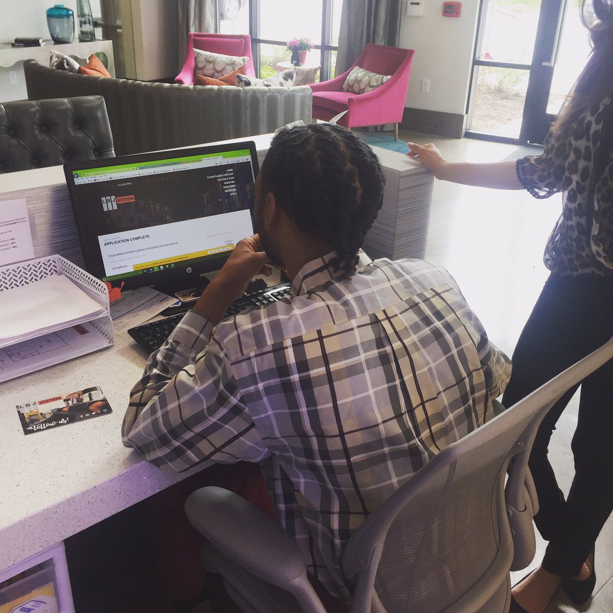 broadrick_ritz's tweet photo. Client filling out application for apartment. #DFWRealtor #ApartmentLocator https://t.co/z5XNQZUamp