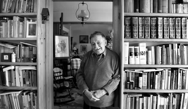 CirceF_'s tweet photo. Un 17 de mayo nos dejaba el poeta y escritor #MarioBenedetti 
"Cinco minutos bastan para soñar toda una vida, así de relativo es el tiempo". https://t.co/4mksmn2daJ