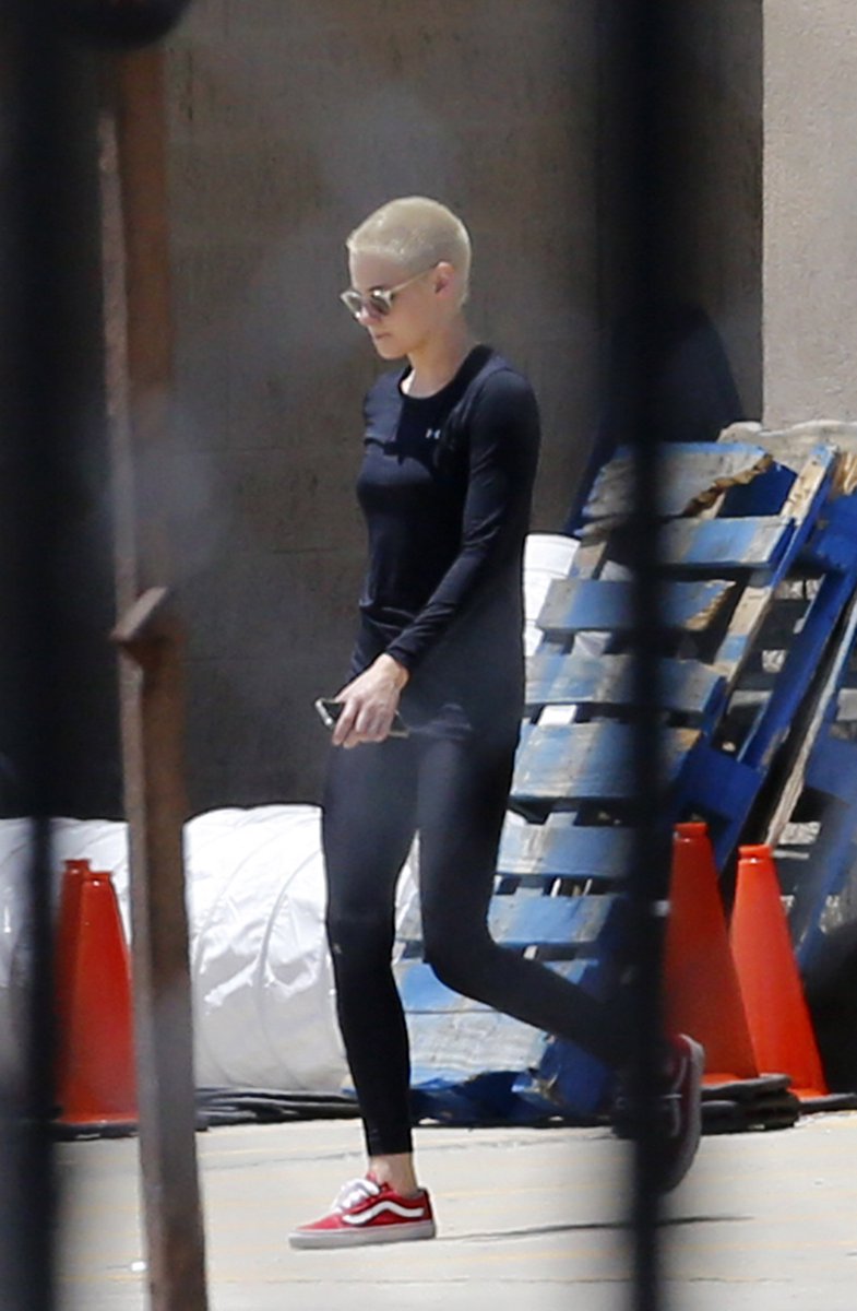 KstewUpdatesFR's tweet photo. #PHOTOS Kristen sur le tournage du film "Underwater" à la Nouvelle-Orléans. [16.05.17] https://t.co/5x5KTBWEya