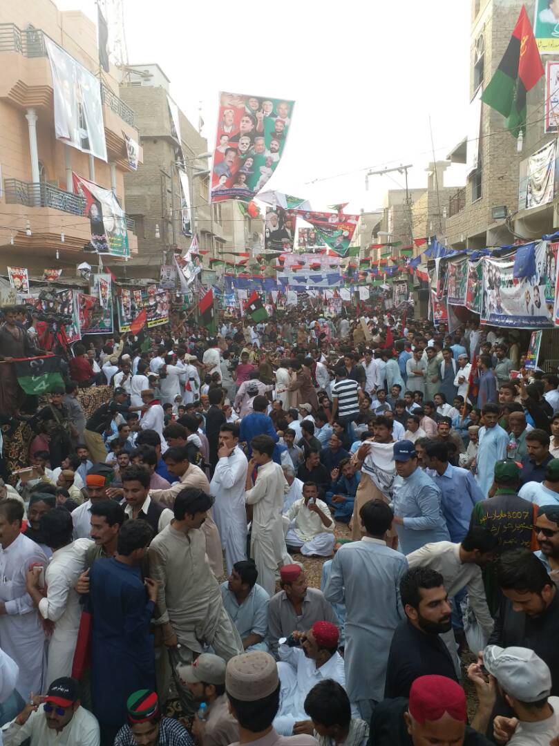 murtazabaloch84's tweet photo. Today protest against loadsheding huge crowd in SBA.
GO NAWAZ GO
DEHLI KA YAAR NAWAZ GO NAWAZ GO.
#SindhRejectsNawaz https://t.co/eR6dpcBt3h