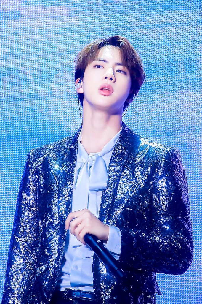 suhdiaries's tweet photo. mom: why are you crying? 
me: nothing... i just saw a man so handsome that i started crying #BTSBBMAs https://t.co/Q5eUT7i72X