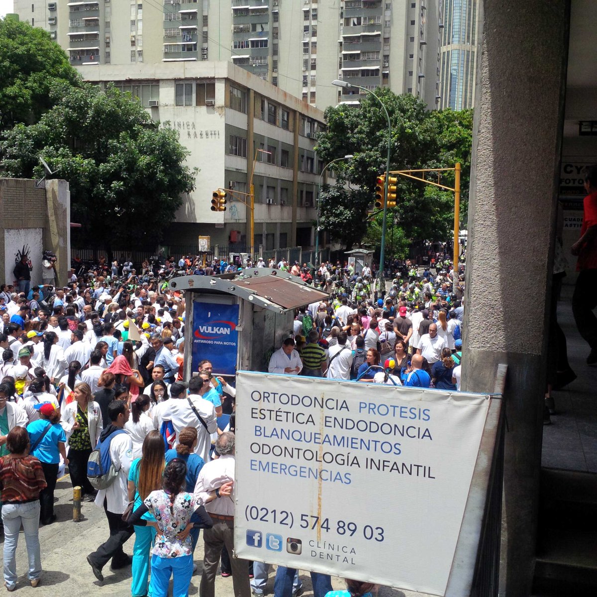 COMENTALOYA's tweet image. A esta hora 11.49 marcha de médicos la candelaria