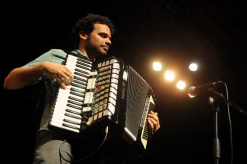 FabioBaeta_'s tweet photo. A boa música pede passagem no Rio de Janeiro. O @_joaocavalcanti e #MarceloCaldi na #CasadoChoro https://t.co/pZX9vnQpGw