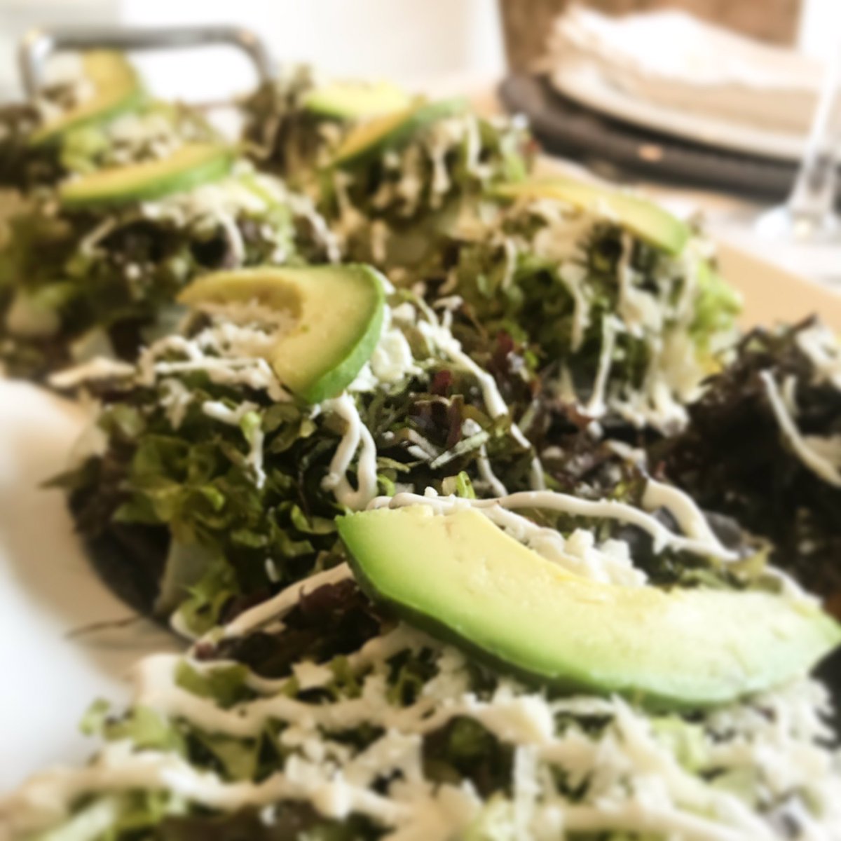 cincococina's tweet photo. Tostadas de pata encurtida en vinagre, frijoles refritos, lechuga sangría, aguacate, crema y queso Cotija. #CocinaUrbana #Puebla https://t.co/eFbl54r5RT