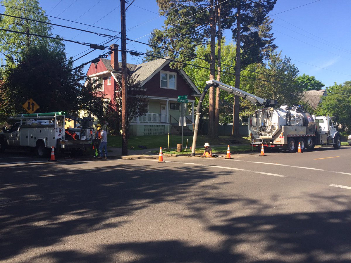 HillsboroWater's tweet photo. .@HillsboroWater distribution staff repairs a leaking water main valve in #SEHillsboro #HillsboroWaterWorks #InfrastructureStrong @InfraWeek https://t.co/Gl2QMpHLoP