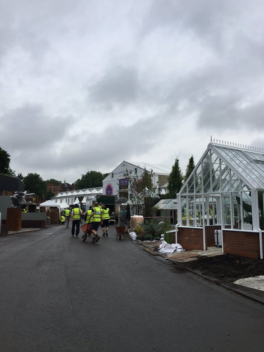CadoganLscapes's tweet photo. A somewhat soggy day at @The_RHS #ChelseaFlowerShow https://t.co/nggFavcCI2