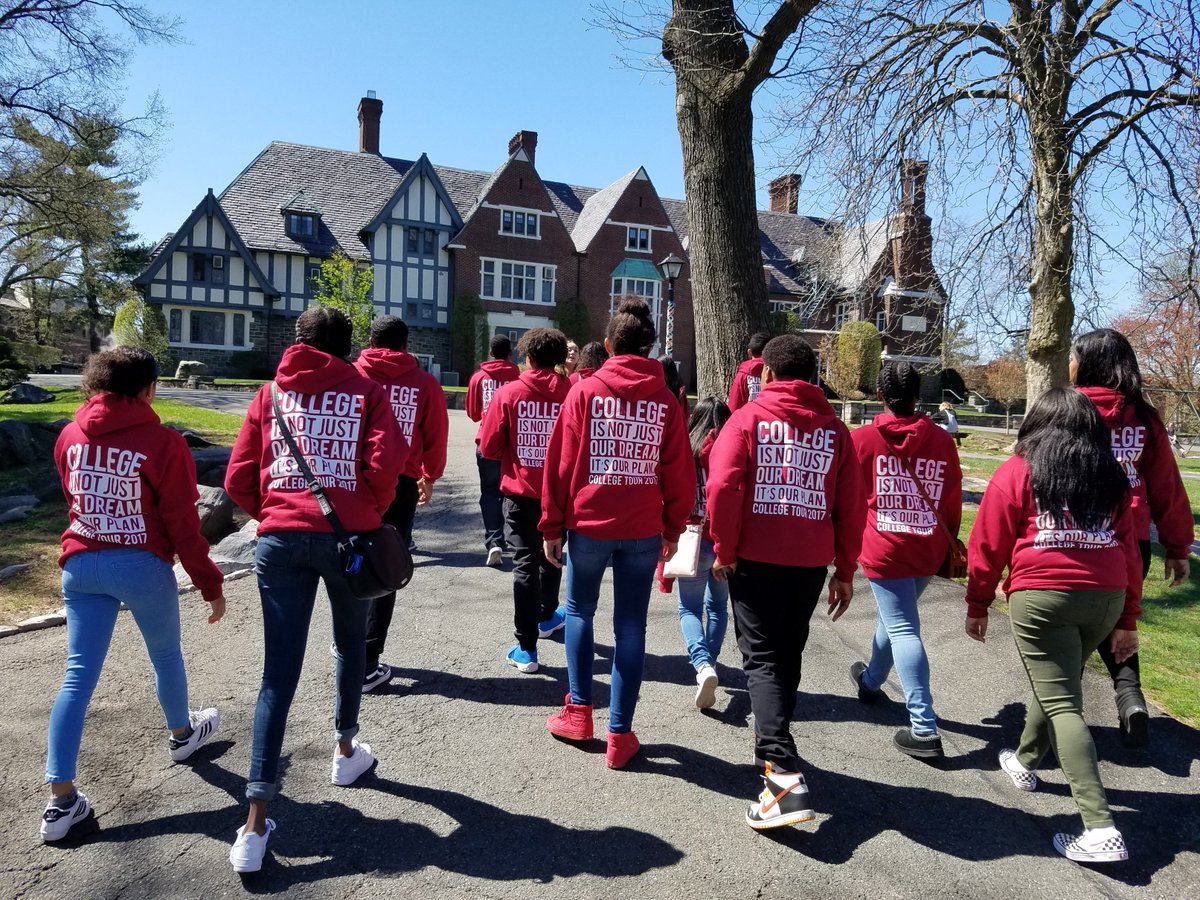 PCCC_GEARUP's tweet photo. At Sarah Lawrence College Tour #collegetour2017 https://t.co/WWg6ZKv9c0