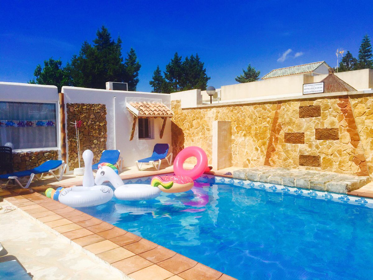 Ibizahire's tweet photo. Chilling by the pool with our inflatables #villagracie #pinkflamingo #unicorn #poolparrty https://t.co/EgNRie9kiI