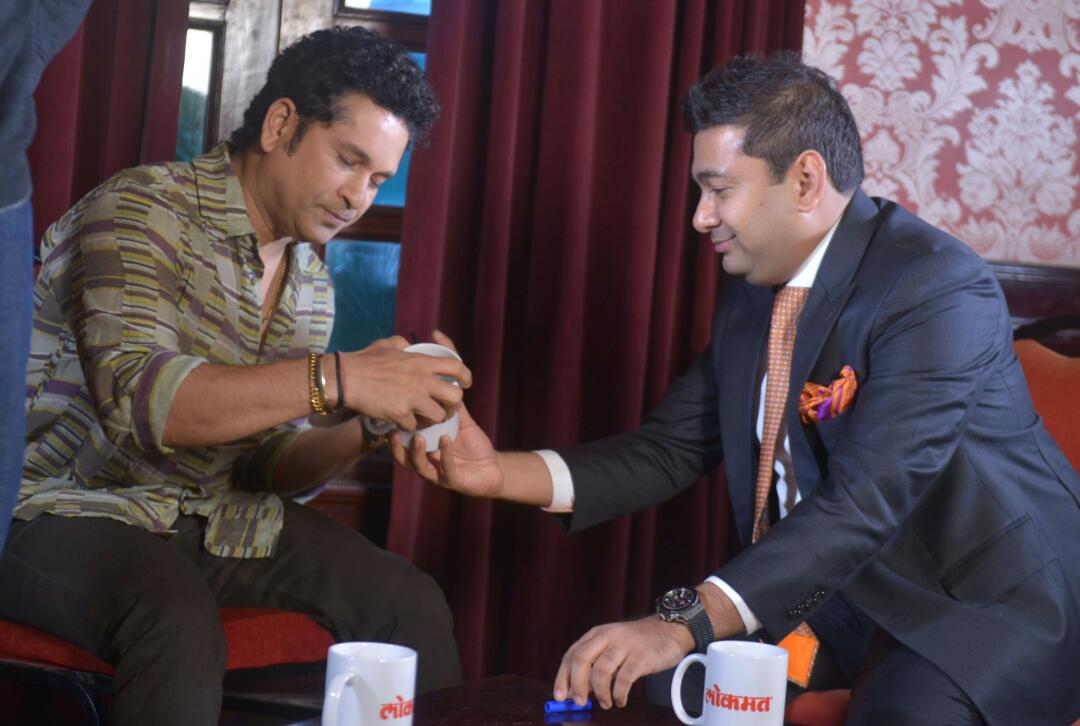 rishidarda's tweet photo. Junior bhai ke jalwe!Karan Darda with the God himself-interviewing for print &amp; digital.Wah mere Karan Arjun (ke papa) #SachinABillionDreams https://t.co/coljkx0NR7