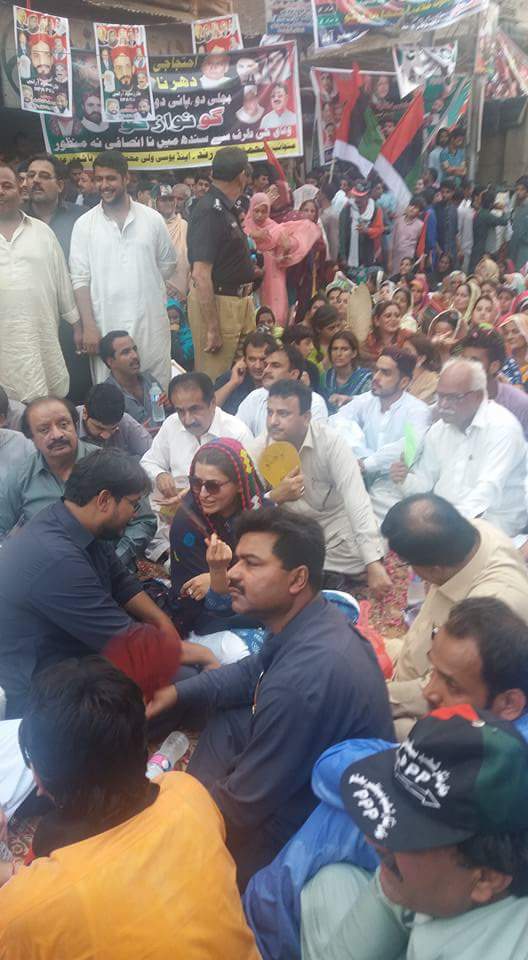 ShokatAbbasiPPP's tweet photo. #MNA #PPP @ShaziaAttaMarri addressing huge crowd protesting against loadsheading &amp; Gas shortage at Shaheed Benazirabad
#SindhRejectsNawaz https://t.co/b13qs385mB