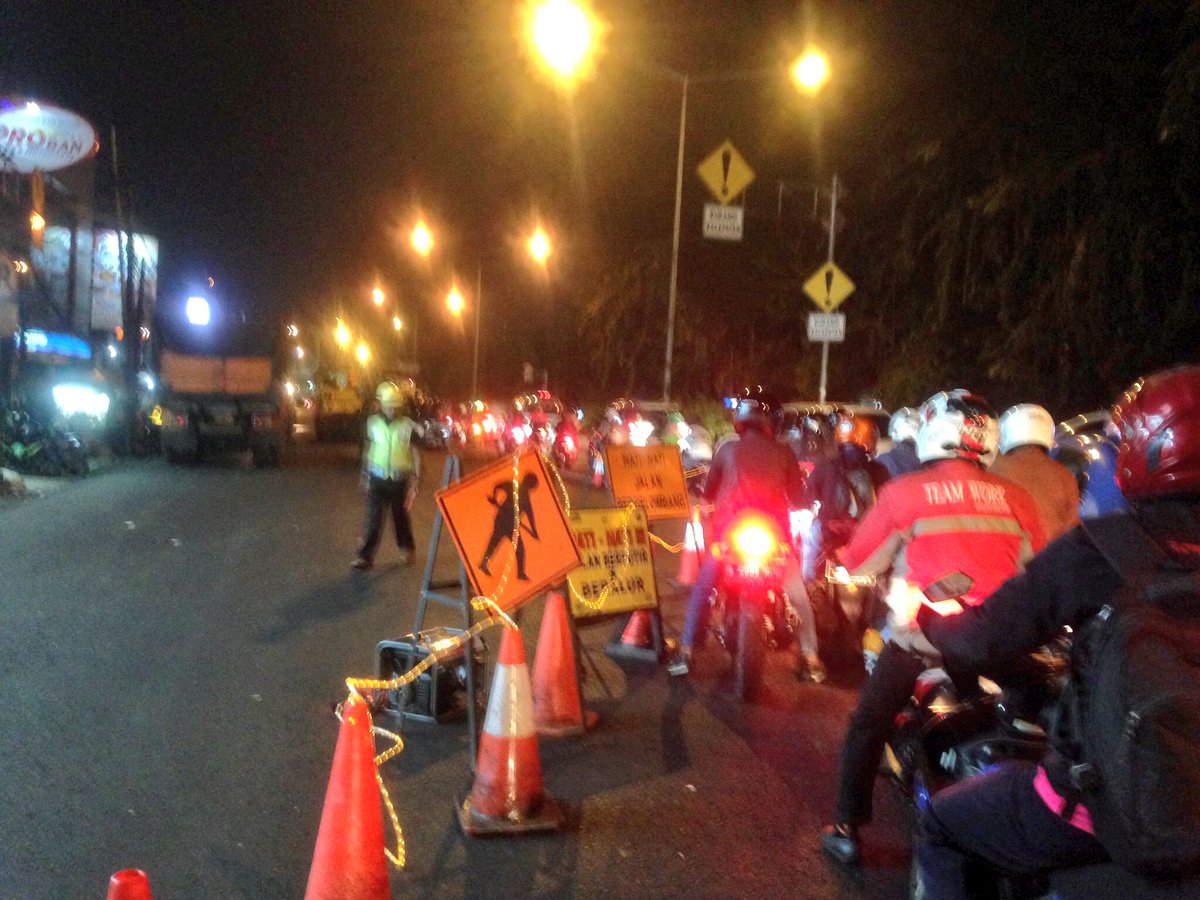 23:13 Perbaikan jalan di Jl. Otista Raya Jaktim (arah ke Cawang), agar hati2 bila sdg melintas. <a href="/Aciel_Mio92/">Muhammad Aqsa Adi Kurnia</a>