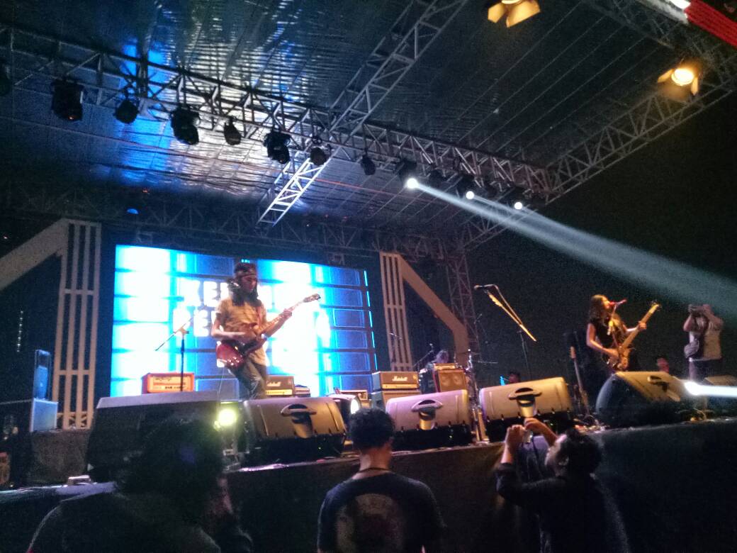 itc_group's tweet photo. The finale perform by @PenerbangRoket !! Thank you all you guys yang udan hadir dan seru2an brg di Rooftop ITC Depok #soundsation #itcdepok https://t.co/XbO1WfdSbj
