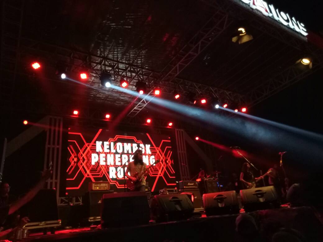 itc_group's tweet photo. The finale perform by @PenerbangRoket !! Thank you all you guys yang udan hadir dan seru2an brg di Rooftop ITC Depok #soundsation #itcdepok https://t.co/XbO1WfdSbj