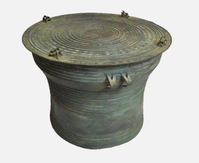 JJamesAuctions's tweet photo. Antique Bronze Thai Rain Drum https://t.co/7a5J7cZPJK https://t.co/DF0Lrw9P8I