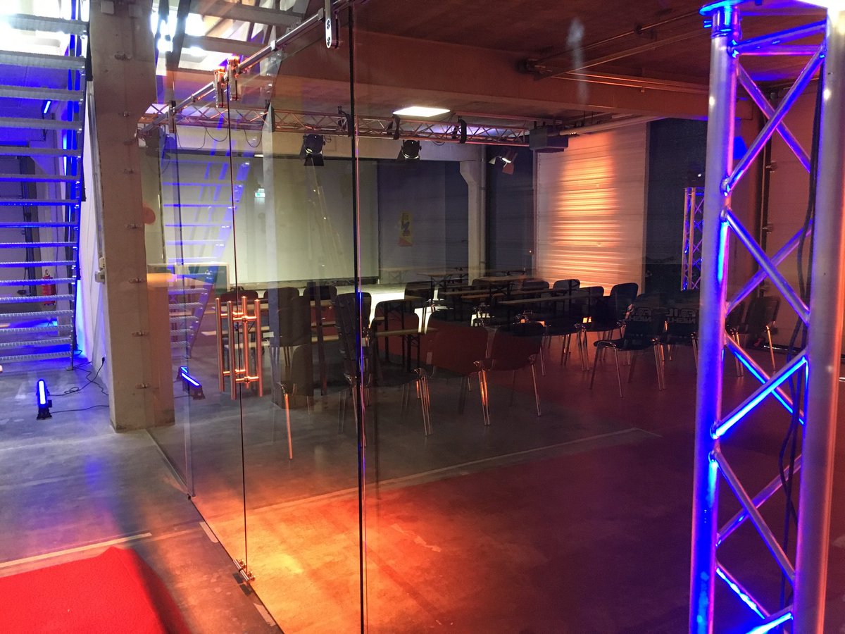 netlogix_de's tweet photo. Die Vorbereitungen für die erste Nürnberg #FailNight2017 laufen auf Hochtouren. Morgen geht's los!🖒#nueww https://t.co/7rVRYCp5EW