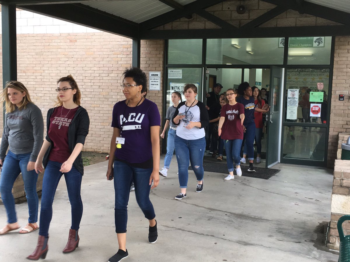 Leadership_KHS's tweet photo. @kennedale2017 walk-through at the Jr. High. https://t.co/uaQQ6Xle2U