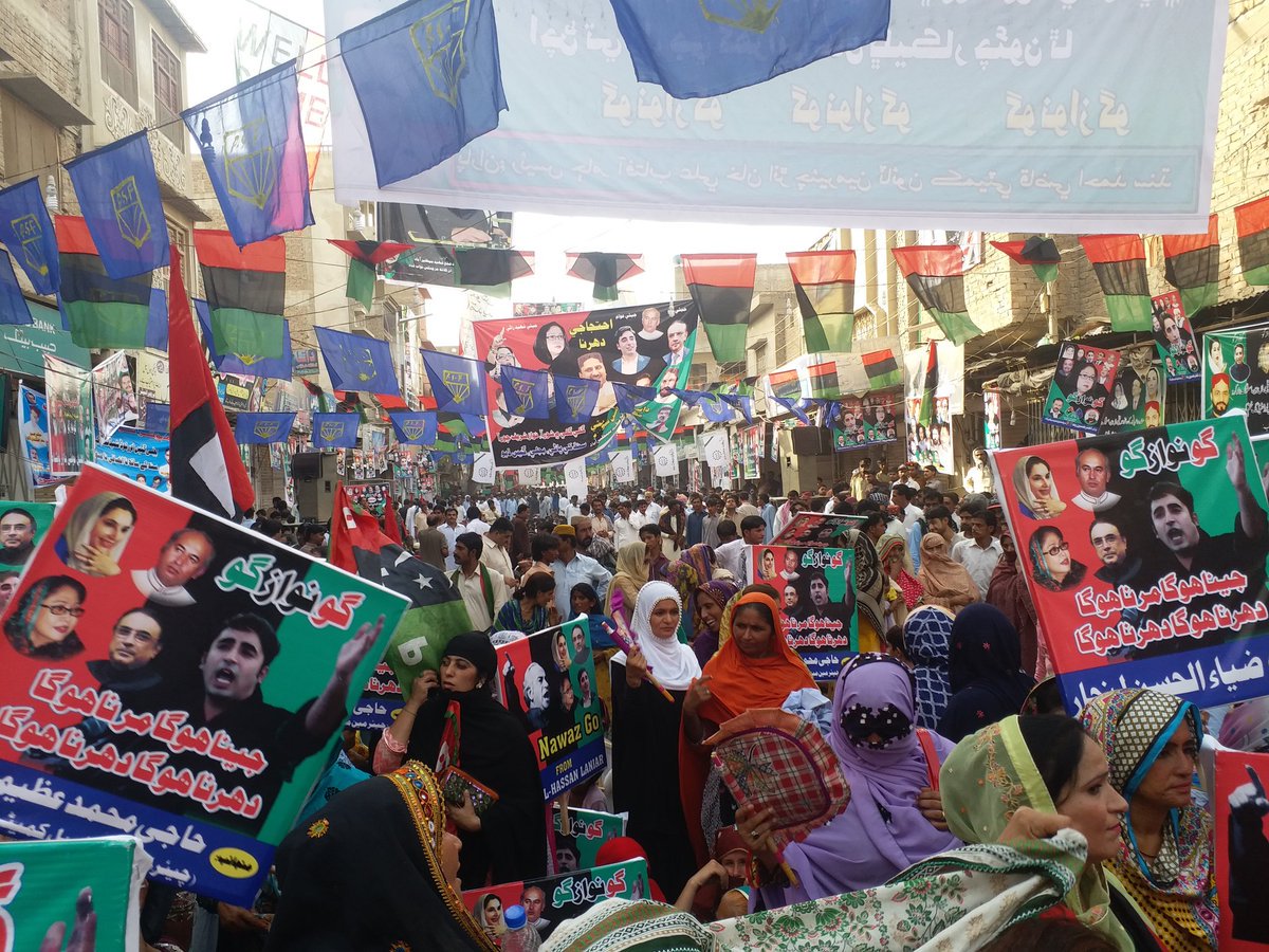 G_M_Jamali's tweet photo. Massive crowd gathered #SBA Div #PPP Protest against loadshding and Shortage of Gass &amp; Water at 
N-shah, @BakhtawarBZ 
#SindhRejectsNawaz https://t.co/5hTKvci4JU