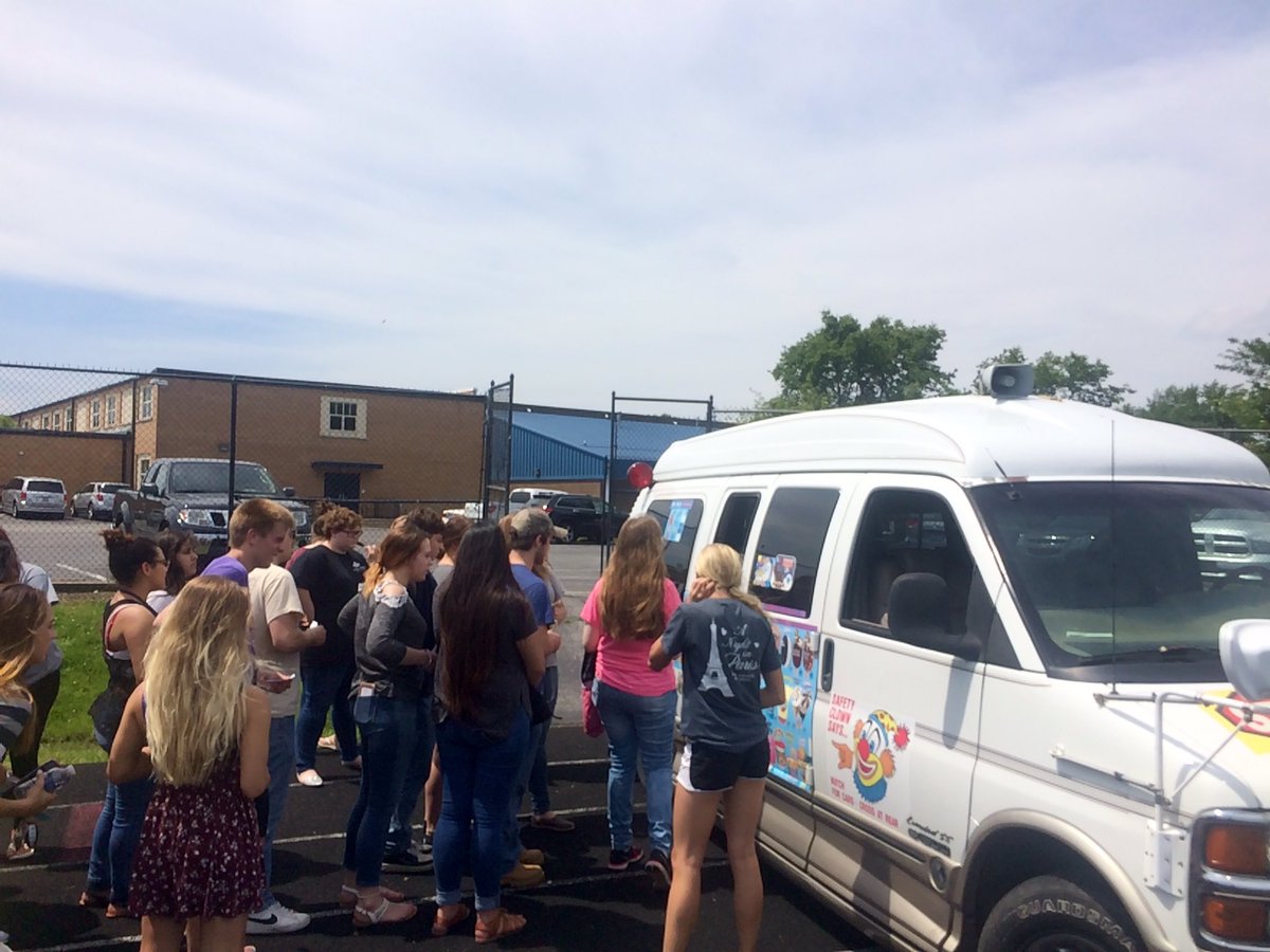 SCHS_CCC's tweet photo. #SCHSClass2017 #SeniorCookOut You scream, I scream, we all scream, for ICE CREAM!! @Rocket_Guidance @RocketPrincipal https://t.co/bOp1LE7n5p
