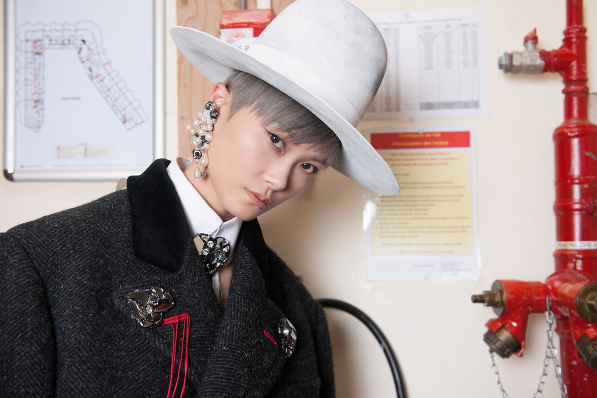 LiYuchun_Studio's tweet photo. On the way to the 70's Cannes Film Festival now!Chris Lee in Maison Margiela couture spring 2017. #OfficialPartner #Cannes2017 #LorealParis https://t.co/P5f9iasvet