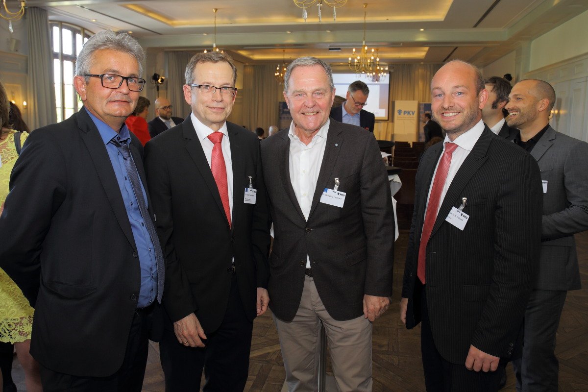 pkv_verband's tweet photo. Auf dem PKV-Wirtschaftstag mit B. Brossardt #vbw, V. Leienbach #PKV, W. Heubisch #FDP und Dr. D. Ostwald #WifOR https://t.co/UXabaxUZI1 https://t.co/ofqLdZuWLC
