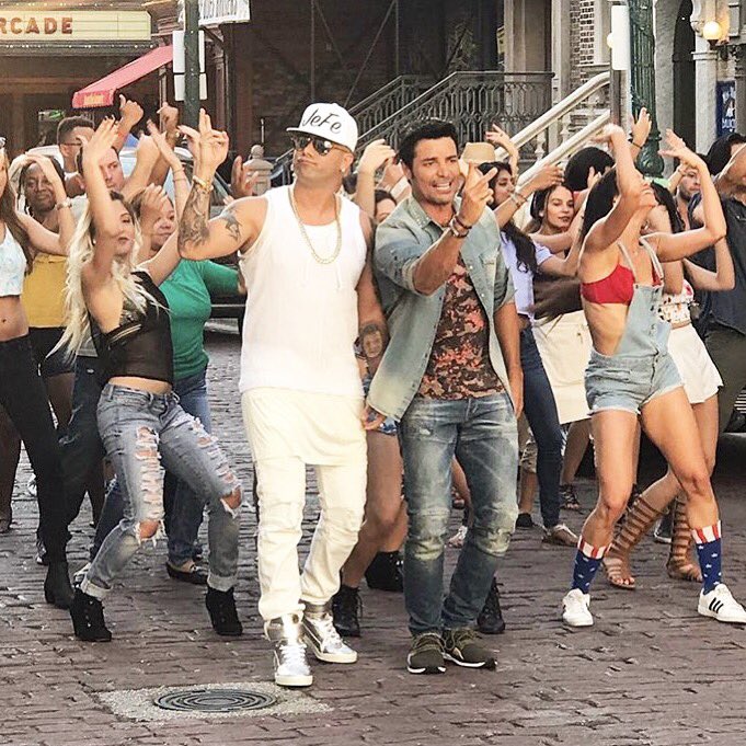 TVyNovelasUSA's tweet photo. WEPA Viva Puerto Rico! @WisinOficial y @CHAYANNEMUSIC calientan motores para el estreno de #QueMeHasHecho ¡Éxito total! https://t.co/8RynbnBwHX