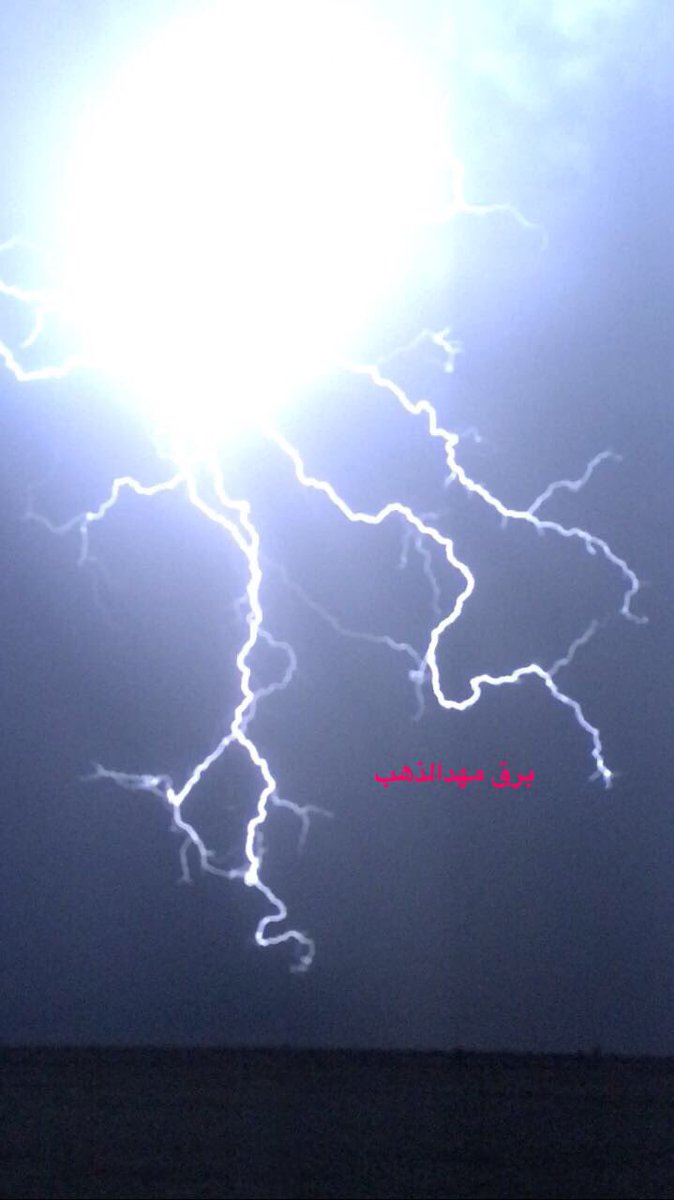 BinZuweid's tweet photo. البروق الان شمال قرية العمق 7:40م اليوم الأربعاء من تصويري https://t.co/QcOPX8fHqJ