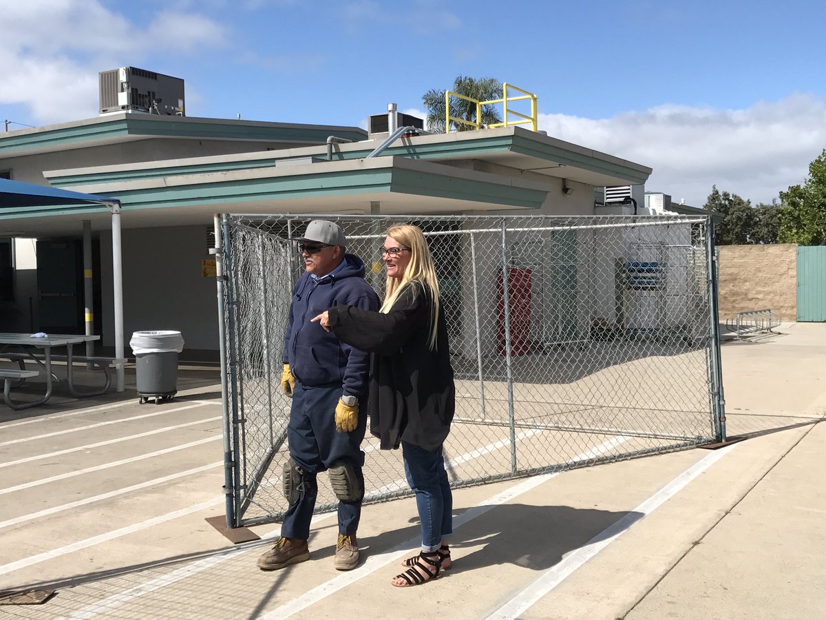 SC_NSD's tweet photo. Central Art Show. M&amp;O installing fencing for the show. #NSDnow https://t.co/L68kYwLIul