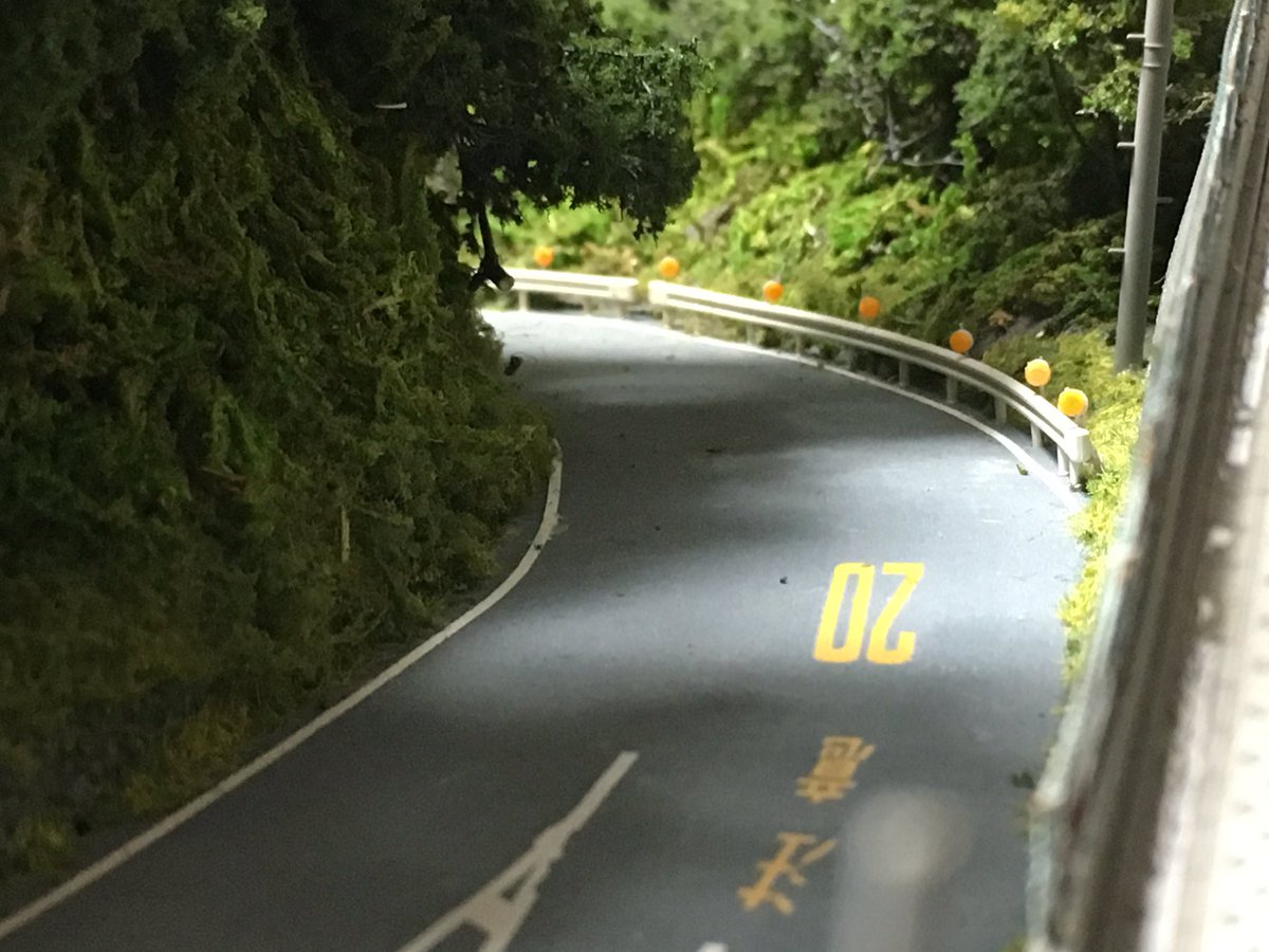 ボシ ジオラマのガードレールに反射板を追加しました 反射材を使っているので光を当てると反射します٩ ᐛ و Nゲージ ジオラマ 鉄道模型