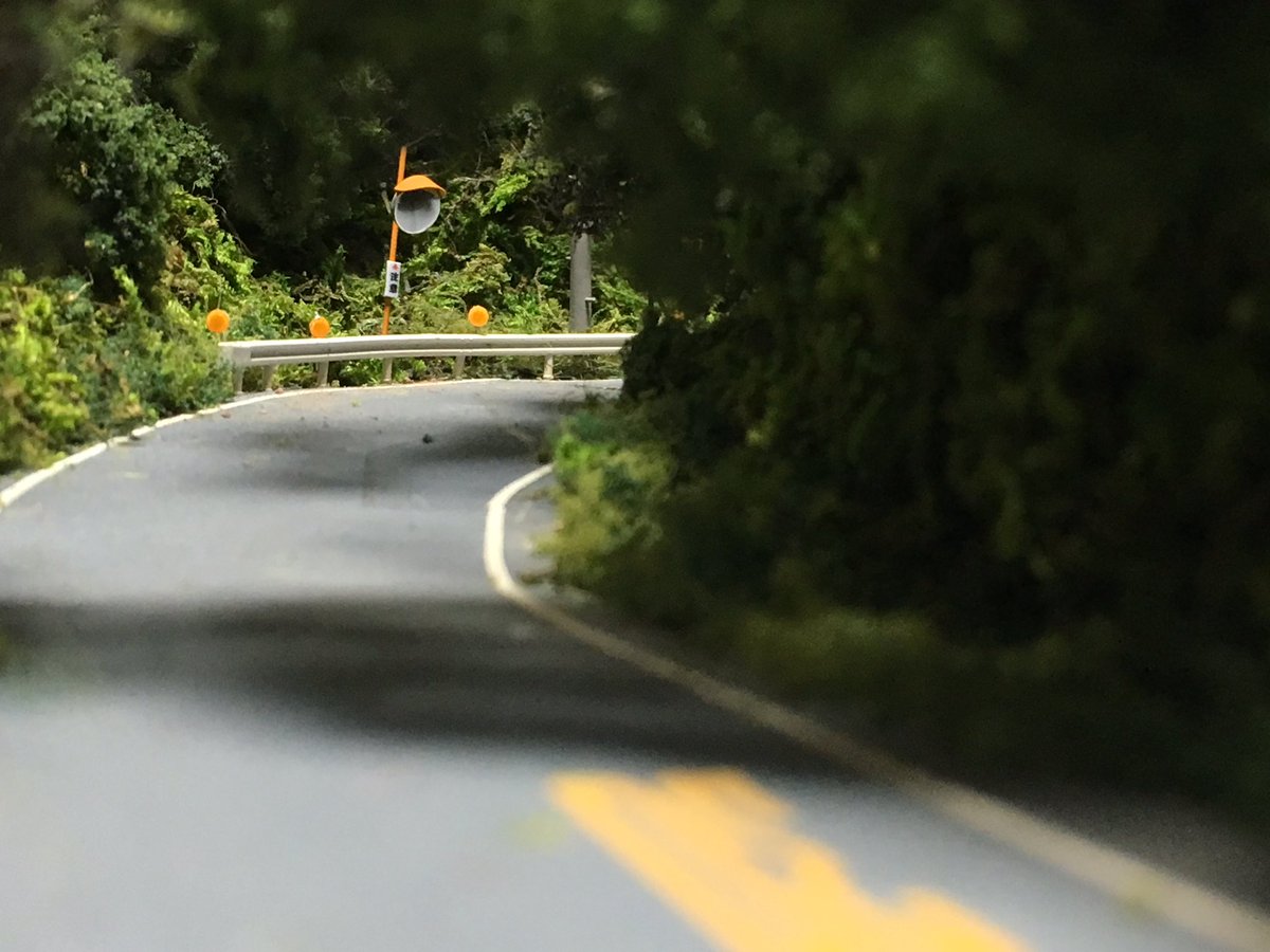 ボシ Twitter પર ジオラマのガードレールに反射板を追加しました 反射材を使っているので光を当てると反射します٩ ᐛ و Nゲージ ジオラマ 鉄道模型