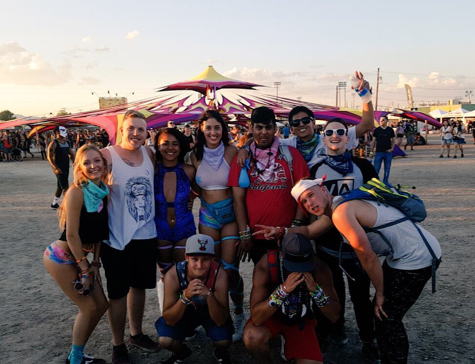 sassssy_sarah's tweet photo. Throwback 2 #SCMF2016 so pumped for SCMF 2017!!!!! https://t.co/QX5GPxr581