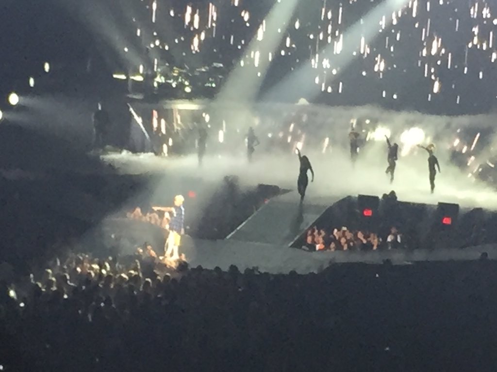manrupsian1's tweet photo. @JBiebFollowHelp #PurposeTourCalgary https://t.co/b5ih1xqXwV