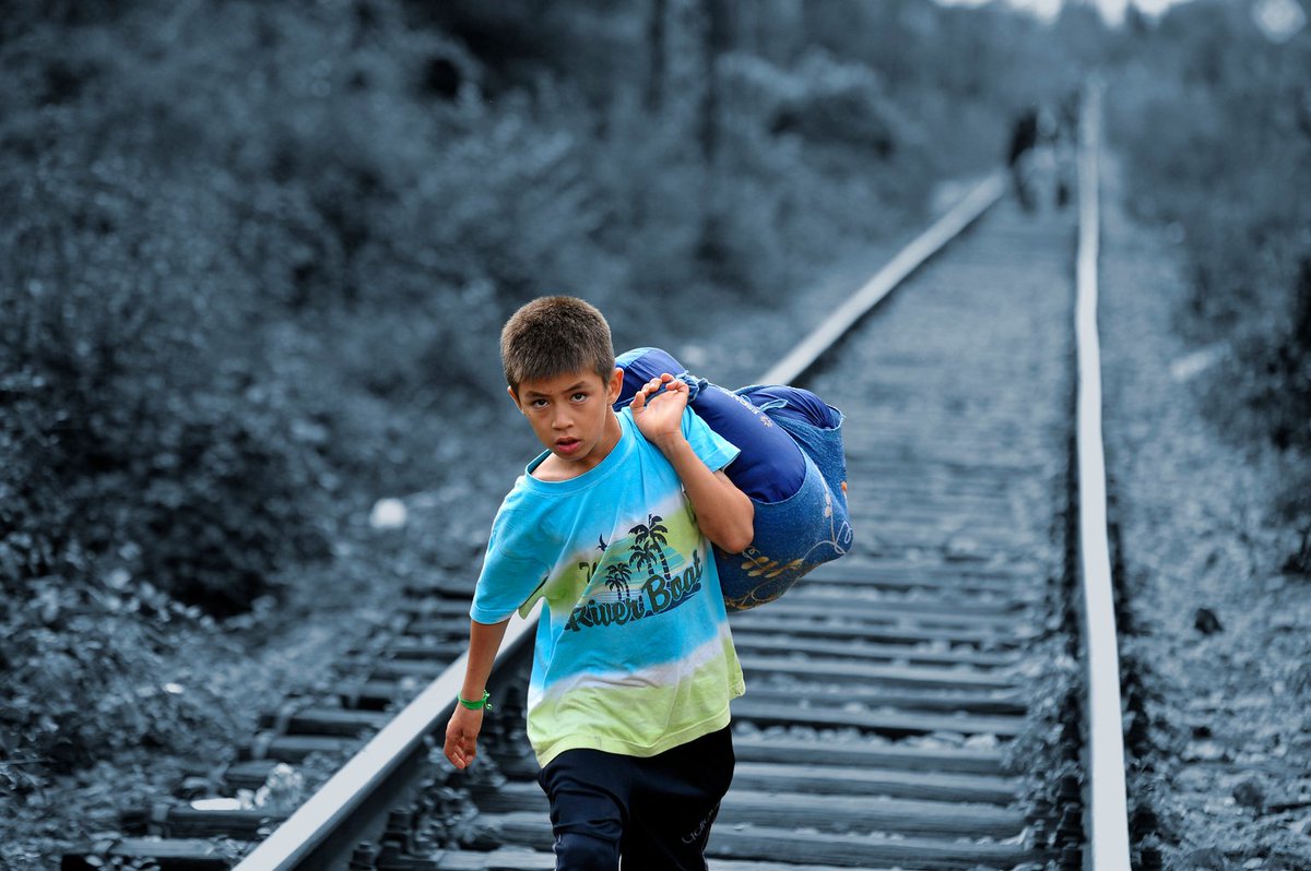 UNICEF_FR's tweet photo. Le nbre d’enfants réfugiés/migrants voyageant seuls atteint un niveau record  #UnEnfantEstUnEnfant #EnfantsDéracinés https://t.co/CcnFHj8BaK https://t.co/3QGJXCivcg