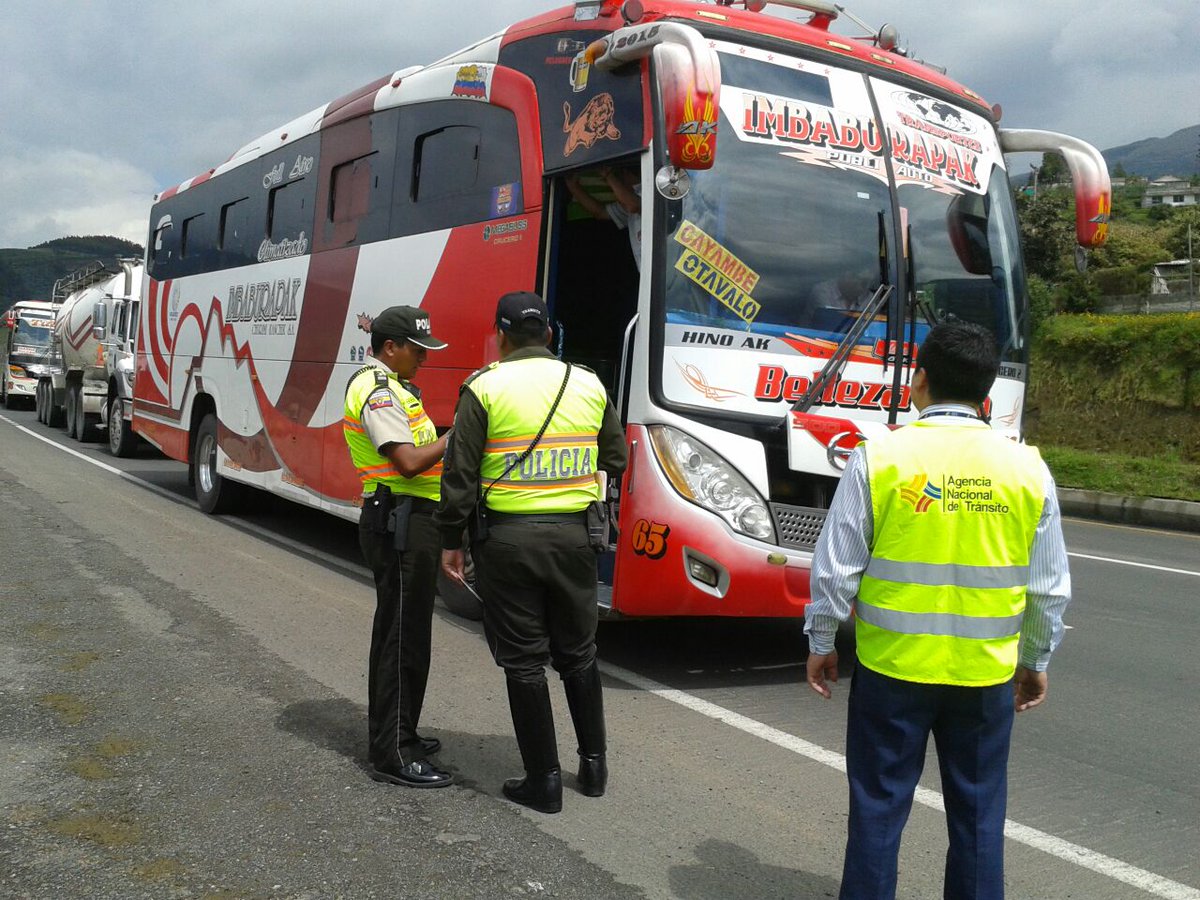 Andres_Salas87's tweet photo. Realizamos #MegaOperativo #Pionero XXXXIII para revisión de Títulos Habilitantes y tarifas autorizadas en transporte #Otavalo #Imbabura. https://t.co/o8zLkhSKcF
