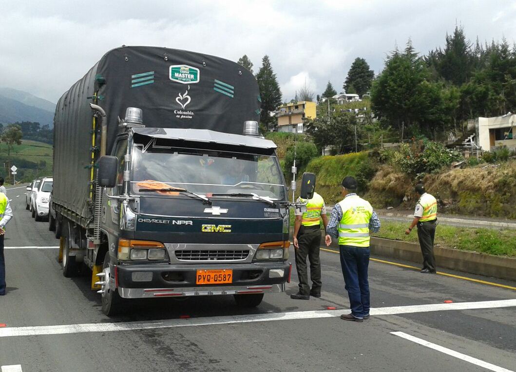 Andres_Salas87's tweet photo. Realizamos #MegaOperativo #Pionero XXXXIII para revisión de Títulos Habilitantes y tarifas autorizadas en transporte #Otavalo #Imbabura. https://t.co/o8zLkhSKcF