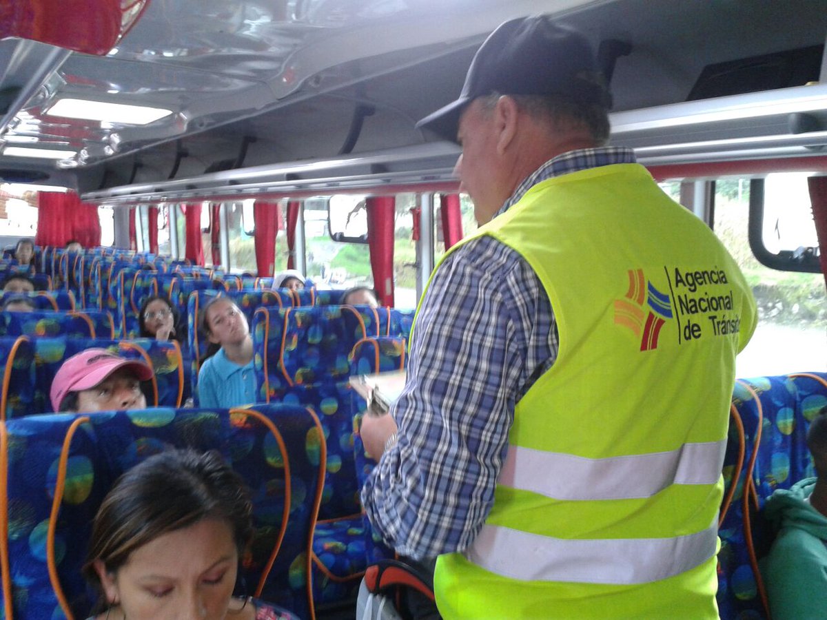 Andres_Salas87's tweet photo. Realizamos #MegaOperativo #Pionero XXXXIII para revisión de Títulos Habilitantes y tarifas autorizadas en transporte #Otavalo #Imbabura. https://t.co/o8zLkhSKcF