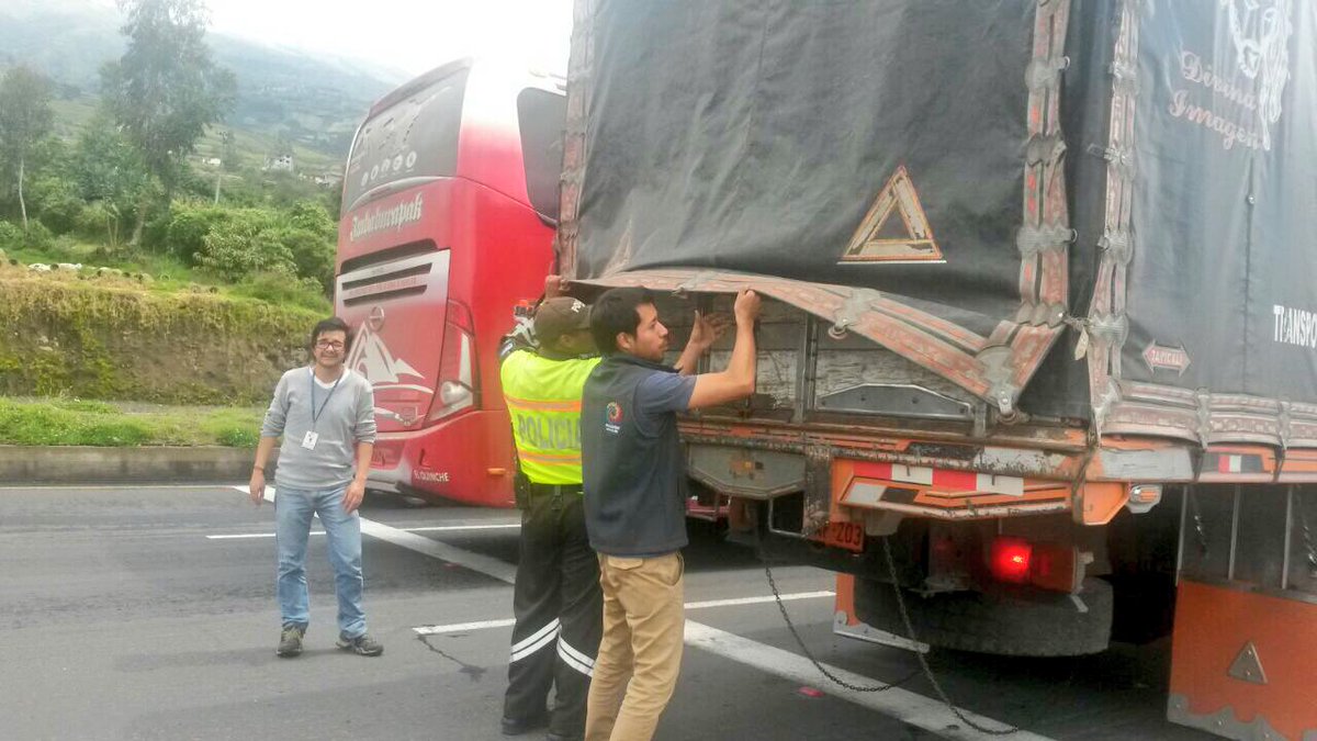 Andres_Salas87's tweet photo. Realizamos #MegaOperativo #Pionero XXXXIII para revisión de Títulos Habilitantes y tarifas autorizadas en transporte #Otavalo #Imbabura. https://t.co/o8zLkhSKcF