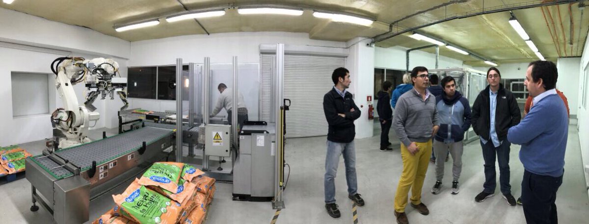 UAI_VINA's tweet photo. Alumnos @ingenieriaUAI visitan @Poch_SA para conocer implementación de soluciones robóticas en procesos industriales @IamPeterRoberts https://t.co/DNsF2ux2qq