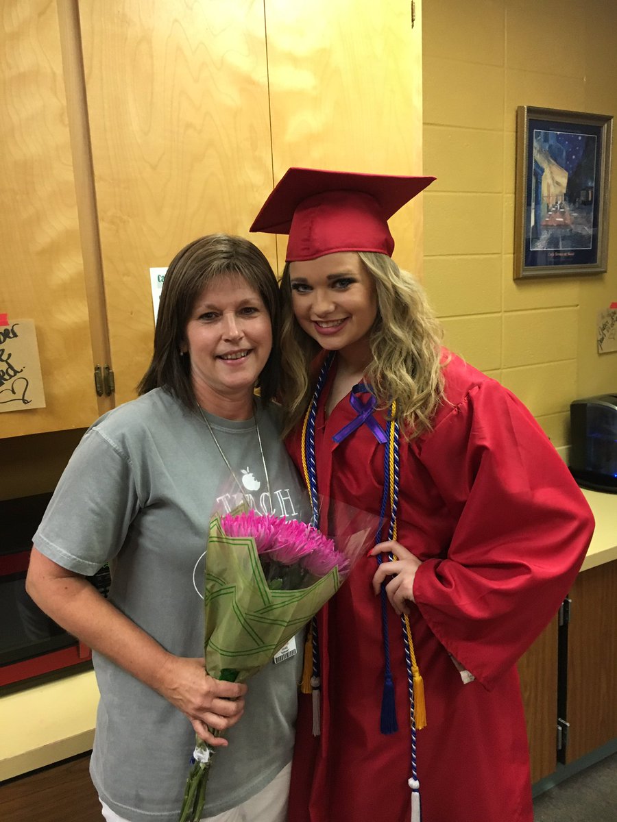 ReneeTarrant's tweet photo. Some of my former first graders came back for our senior walk! @CentralCabotpK4 @cabotsd #seniorparade#2017grads https://t.co/jYdQ0l4ESJ