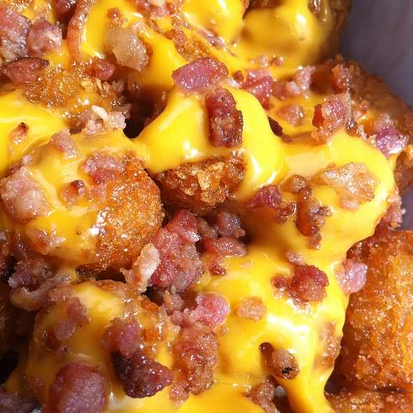 Foodaesthetix's tweet photo. #Bacon Nacho tater tots https://t.co/7W04KYQe0A